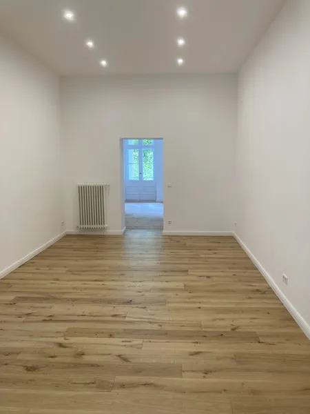 Exklusive 3-Raum-Hochparterre-Wohnung mit geh. Innenausstattung mit Balkon und EBK — photo 1